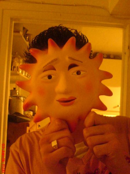 Mais qui se cache derriére ce soleil ?????